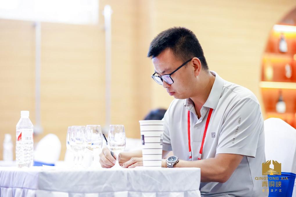 报效祖国 建功西部丨在葡萄园，年轻酿酒师为“紫色名片”添彩